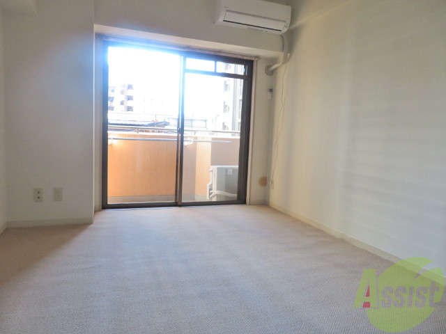 居室・リビング　こちらのお部屋は日差しが入り明るいお部屋ですよ