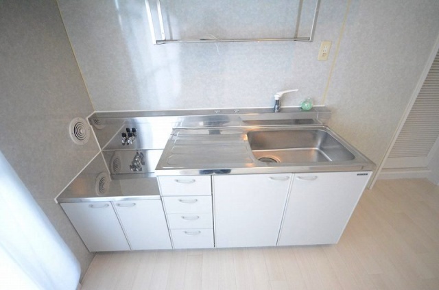 キッチン　写真は別号室のものです。