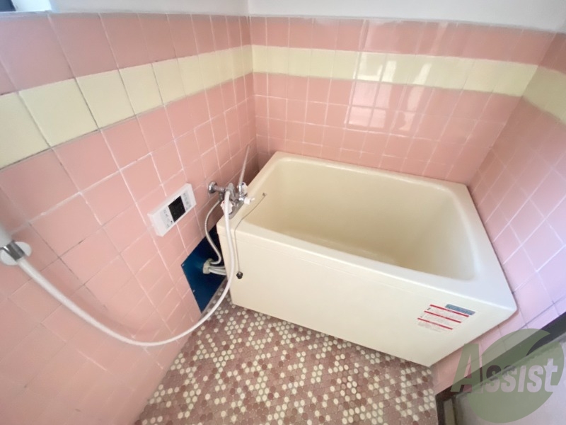 バス・シャワールーム　お風呂はこちら。１人暮らしにはピッタリのサイズ感ですね！