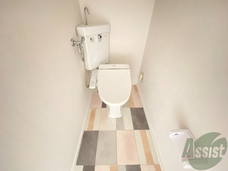 トイレ　温水洗浄便座なので快適に使用できそうですね。