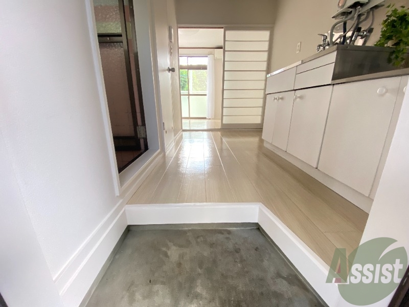 玄関　玄関から撮影しました。敷居が高くなくて安心ですね。