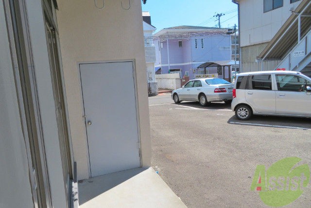 バルコニー　トランクルームがついており、色々収納できそうですね。