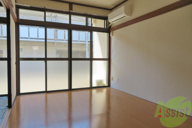 居室・リビング　大きな窓に光がたくさん差し込みますね。