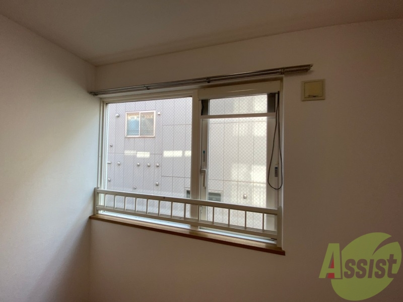 バルコニー　大きな窓がありますので風通しが良さそう。