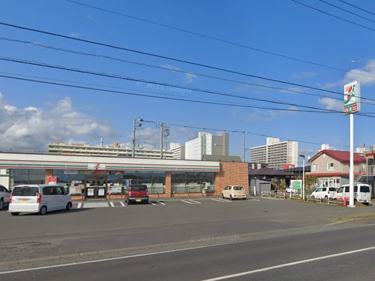 コンビニ　セブン-イレブン 苫小牧新富町店（コンビニ）まで330m