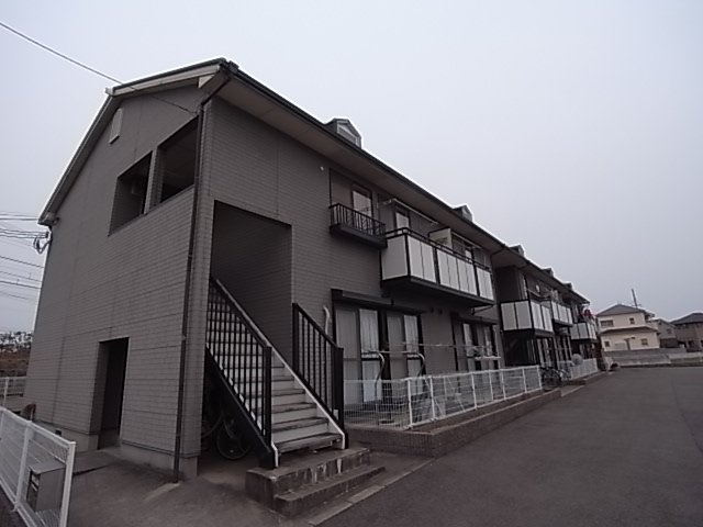 加古川市平岡町高畑のアパートの建物外観