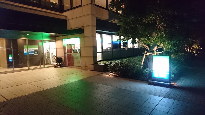 コンビニ　ファミリーマートグローバルフロントタワー店（コンビニ）まで510m