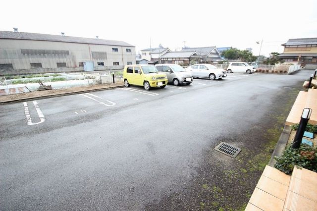 【丹波篠山市野中のアパートの駐車場】