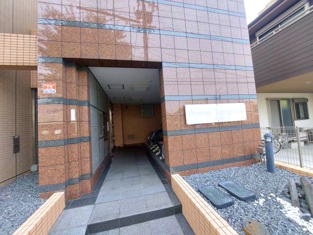 【名古屋市北区柳原のマンションのエントランス】