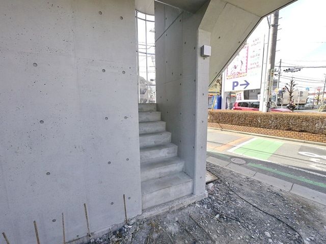 【所沢市東住吉のマンションのエントランス】