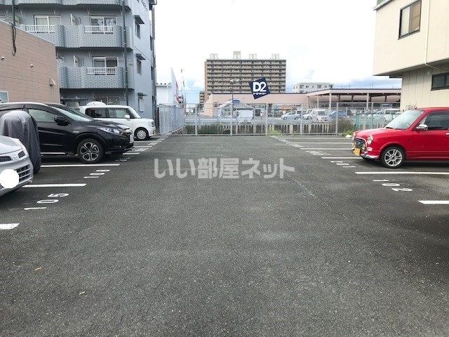 【磐田市下本郷のマンションの駐車場】