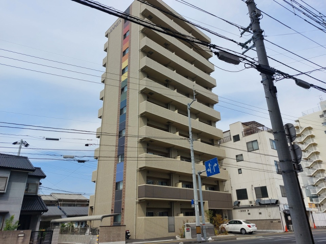 松山市萱町のマンションの建物外観