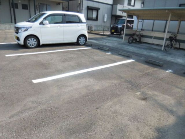 【焼津市柳新屋のアパートの駐車場】