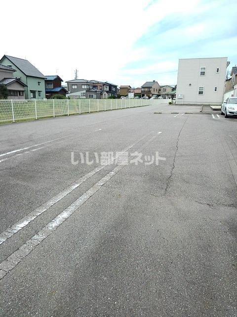 【河北郡内灘町字鶴ケ丘のアパートの駐車場】