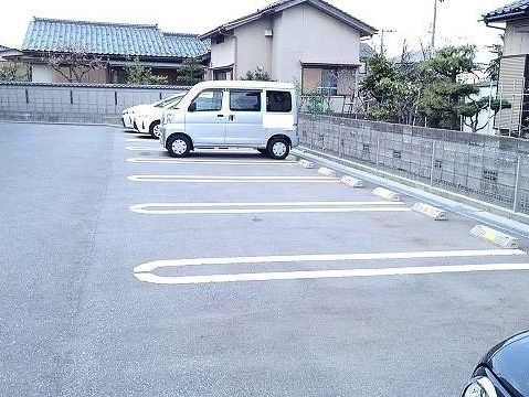 【富山市本郷町のアパートの駐車場】