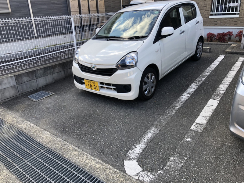 【アウローラＦの駐車場】