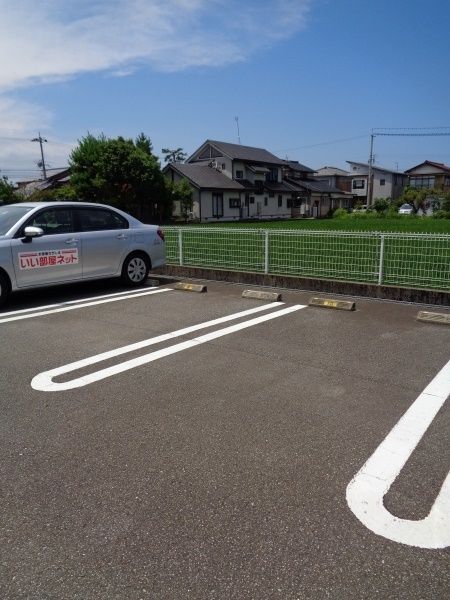 【能美市寺井町のアパートの駐車場】