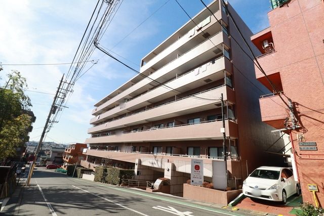 横浜市青葉区市ケ尾町のマンションの建物外観