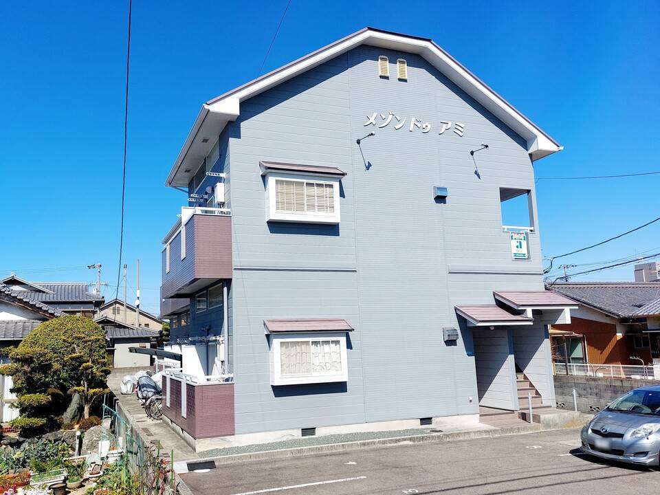 松山市市坪南のアパートの建物外観