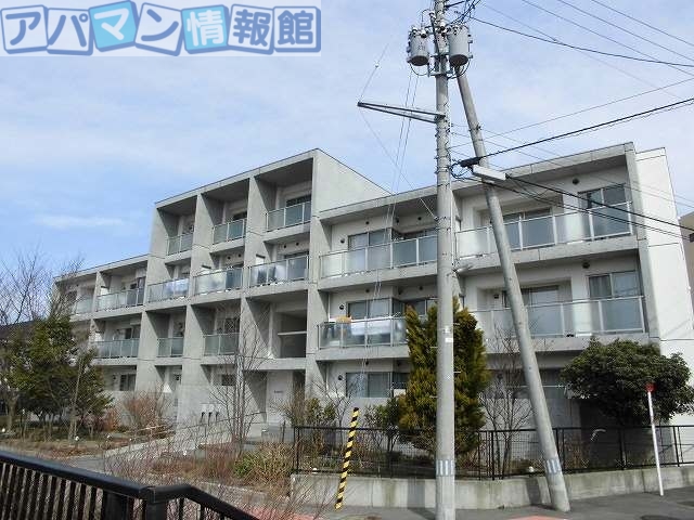 新潟市東区石山のマンションの建物外観