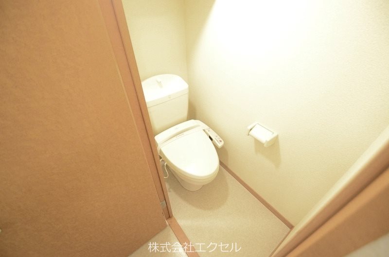 トイレ　温水洗浄便座です。