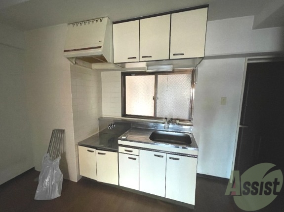 キッチン　広めのキッチンです。コンロを設置して使用してください。