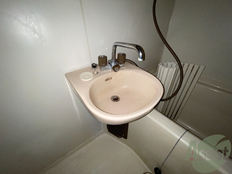 洗面設備　洗面台は浴室にあるのでお手入れが楽々です。