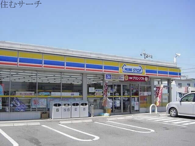 コンビニ　ミニストップ四日市中里店（コンビニ）まで826m