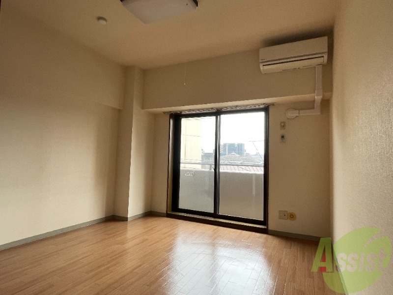 居室・リビング　８帖の洋室になります。シンプルで使いやすそうですね。