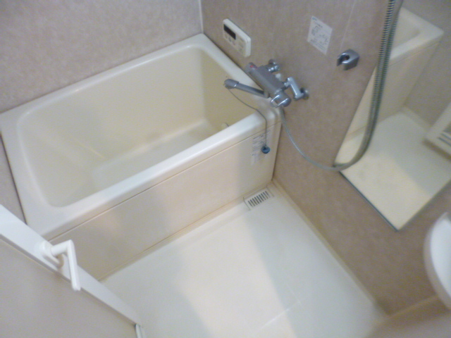 バス・シャワールーム　白を基調としたキレイなバスルームです