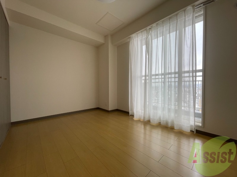 その他部屋・スペース　寝室はこちらです。光が差し込む、温かみのあるお部屋です。