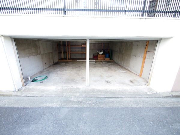 駐車場　敷地内屋根付駐車場あり※空き状況都度要確認