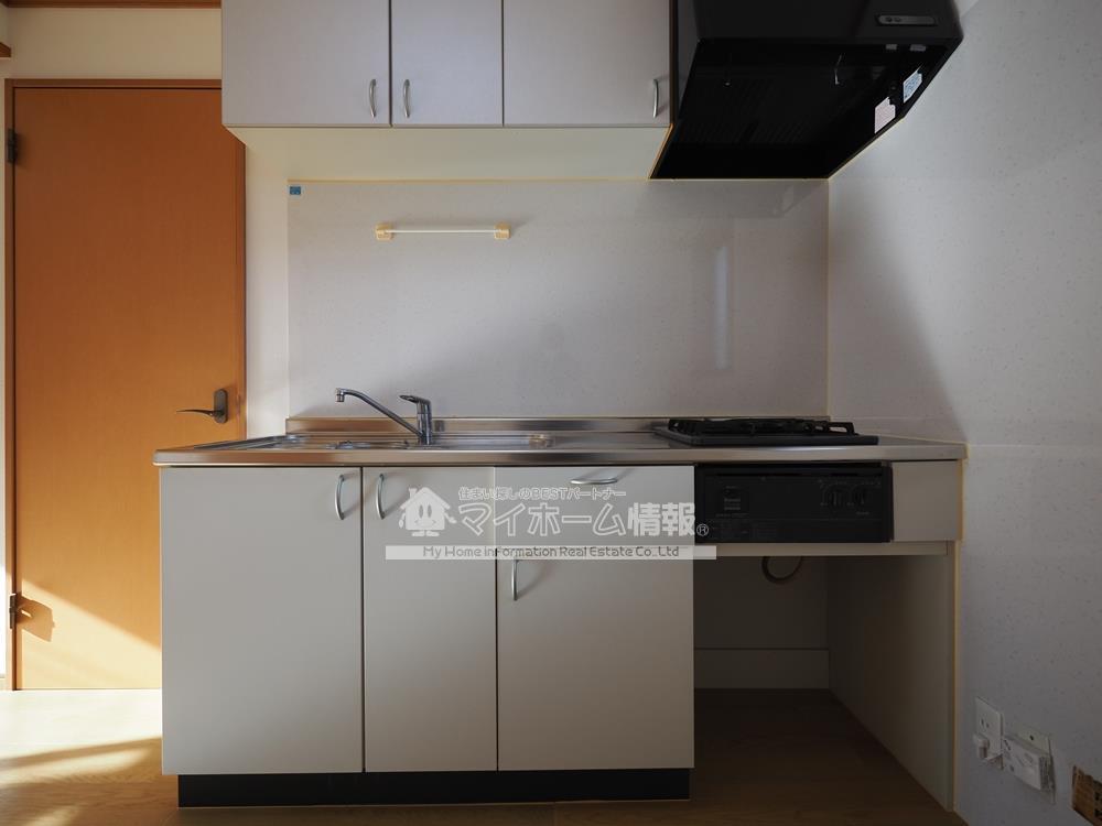 キッチン　※内観写真は2-1号を引用しており、内装が異なる場合がござい