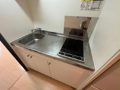 キッチン　電熱タイプの2口のキッチン