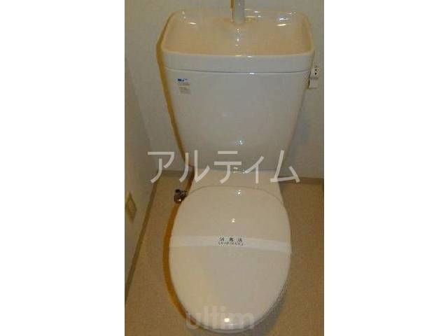 トイレ　こちらのお部屋はウォシュレット付き　※別のお部屋のお写真です