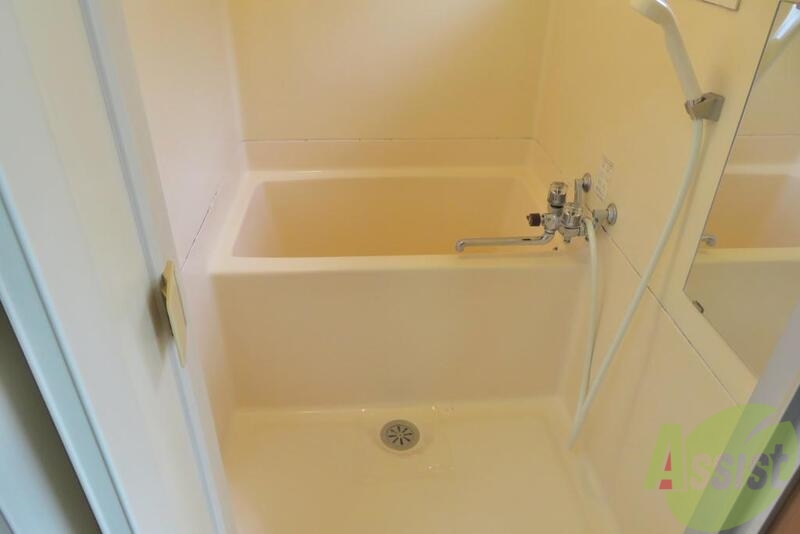 バス・シャワールーム　トイレと別々ですのでゆっくりとはいれます。