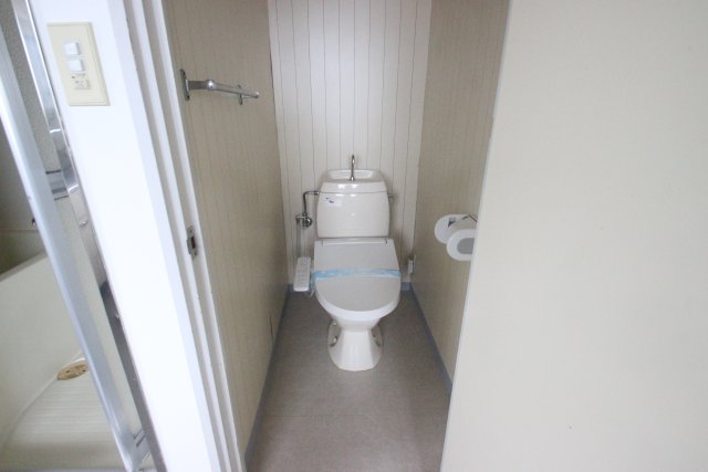トイレ　同物件別号室の写真