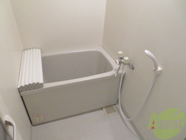 バス・シャワールーム　バスルームは狭すぎず、シャワーも浴びやすそうです。