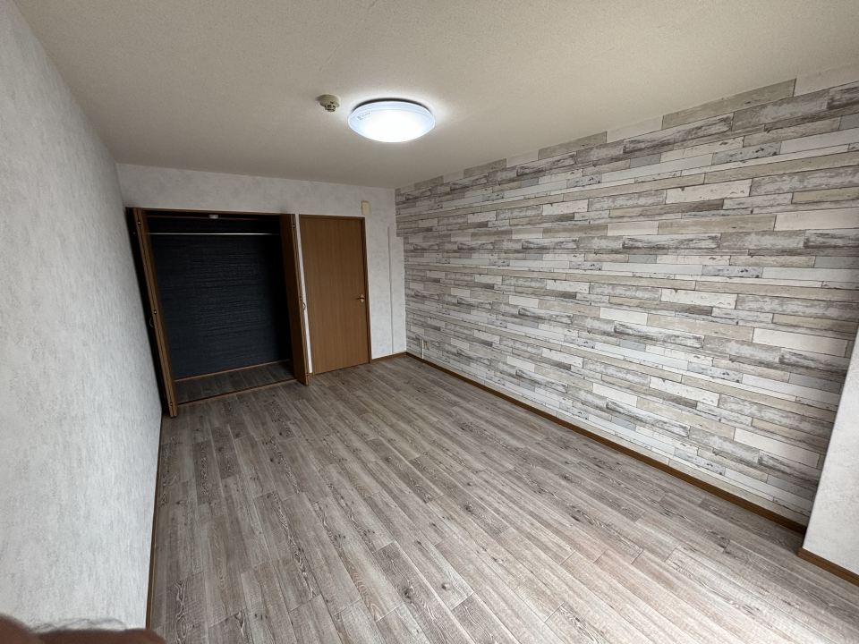 居室・リビング　☆お洒落アクセントクロスとウッドタイル☆