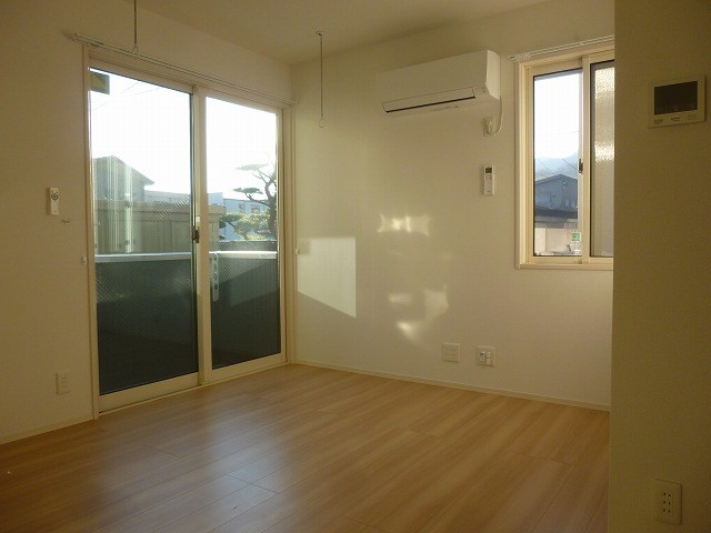 居室・リビング　参考（写真は105号室）