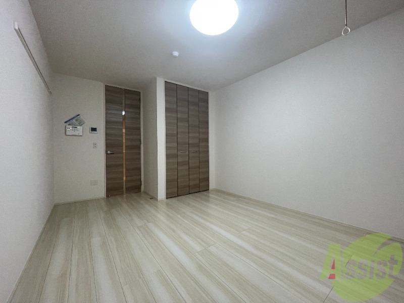 居室・リビング　リビングは８帖の洋室です。８帖なので広々していますよ。