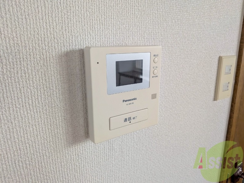 セキュリティ　モニタ付きインターホンで来客を確認できます。