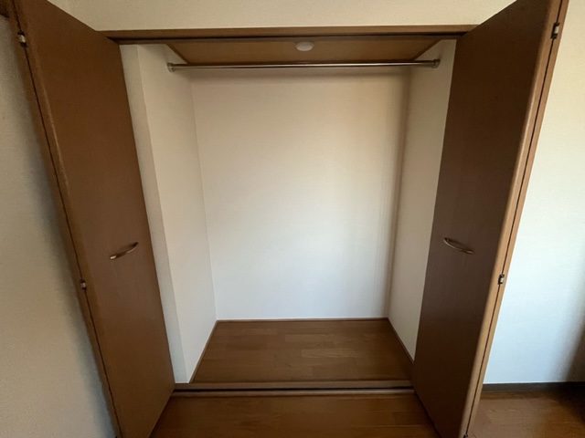 収納　玄関側洋室