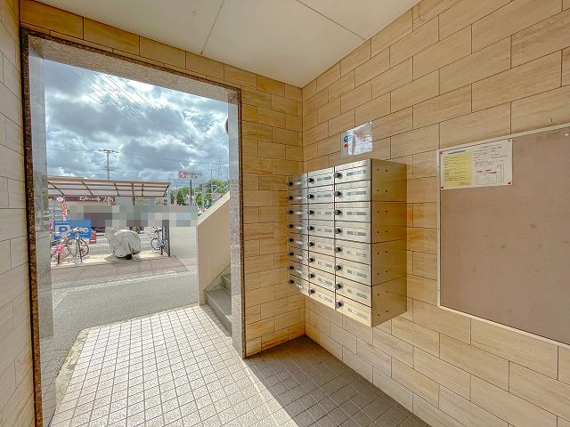 エントランス　落ち着いたエントランスです