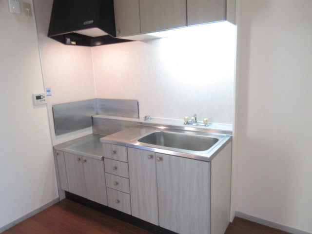 近鉄京都線 高の原駅 バス乗車時間：7分 最寄りバス停で下車 徒歩6分 2階建 築32年のキッチン写真
