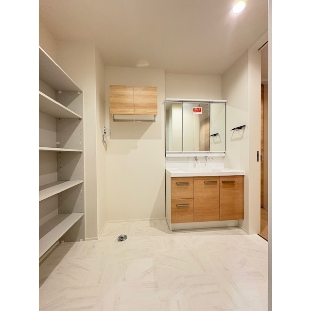 洗面設備　広い洗面スペース♪収納棚もあります！