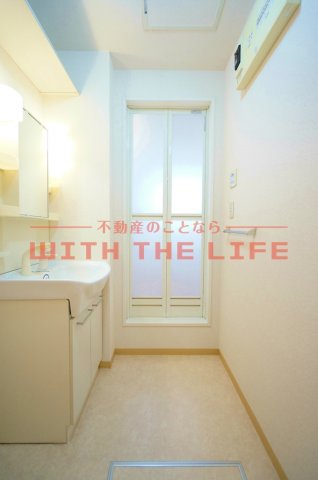 洗面設備　ゆったりとスペースのある洗面所