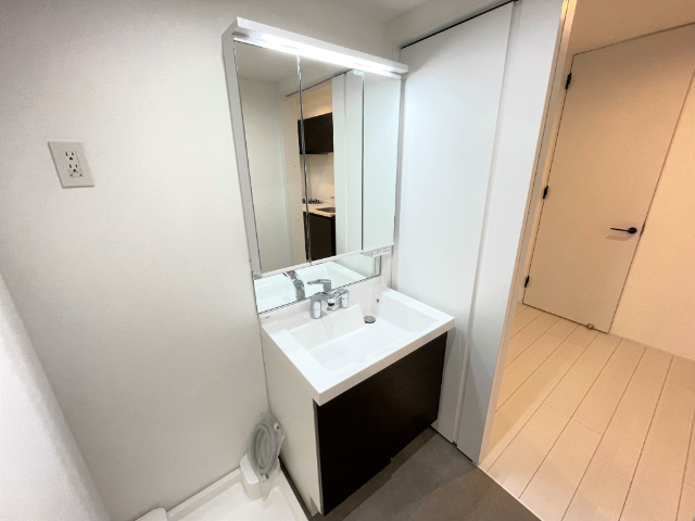 洗面設備　三面鏡付きの独立洗面台です