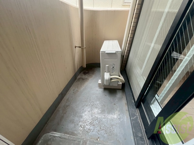 バルコニー　バルコニー。洗濯物がはかどりそうな広さがありますよ。