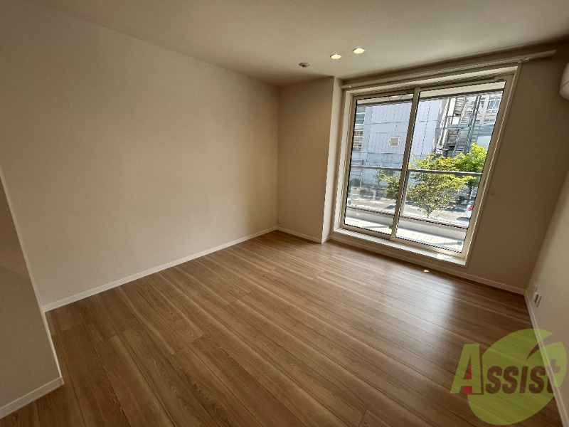 居室・リビング　１２．８帖のＬＤＫです。木目調の落ち着いたフロアが印象的です